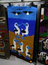 Tejido mostrando p�jaros de las islas
                            Gal�pagos