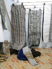 Wandteppich mit grafischen Designs und
                            Fischen