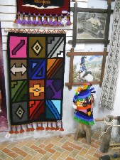 Wandteppich mit Grafikdesign -
                                    und eine Maskenkappe