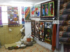 Wand mit Wandteppichen und
                                    Rohwolle in der Ecke