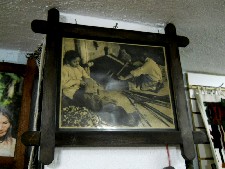 Foto mit einem Weber, der mit einem
                            Bodenwebapparat arbeitet