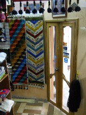 Der Ausgang mit Wandteppichen