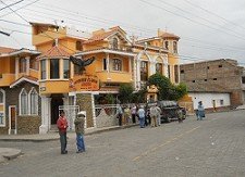 La casa con la tienda "Condor"
                          con la artesan�a de tejidos en Peguche