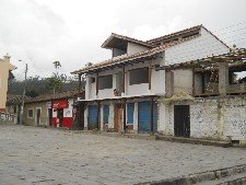 Otras casas con tiendas en la plaza
                          central de Peguche