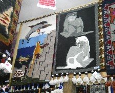 Tejido mostrando animales de las islas
                          Gal�pagos y otro tejido con gatos