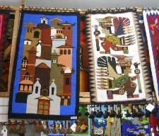 Tejidos mostrando dioses alados y una
                          ciudad