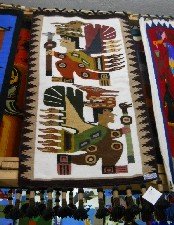 Tejido mostrando dioses
              alados, primer plano