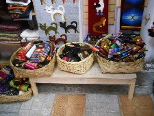 Mesa con monederos, portaplumas y
                        protectores de celulares