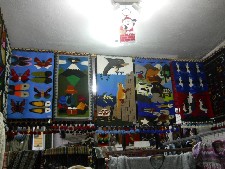 Tejidos mostrando animales y un volc�n con
                        un �guila condor volante