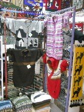 Puloveres con volcanes y llamas