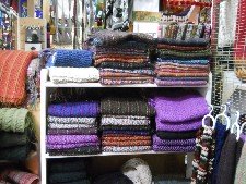 Puloveres en una repisa