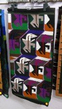 Wandteppich mit grafisch gestalteten
                            Eidechsen