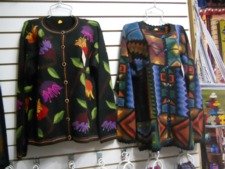 Damenjacken mit grafischen Designs
                              und Blumen