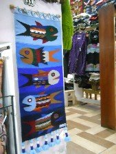 Un tejido mostrando peces cerca de la
                              escalera