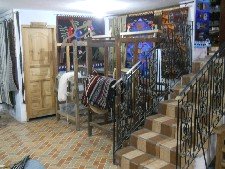 Cerca de la escalera est� un telar
                              grande