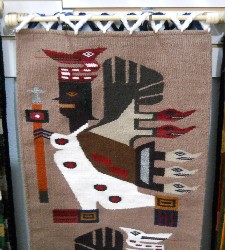 Tejido con el dios alado
                                    superior