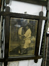 Foto con un trabajador con lana