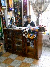 La vitrina con la vendedora