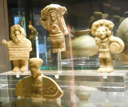 Cultura Jama Coaque (Ecuador) vitrina 1
                  con astronautas dioses extraterrestres del pasado,
                  primer plano
