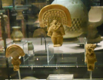 Cultura Jama
                  Coaque (Ecuador), vitrina 2 con 3 astronautas dioses
                  extraterrestres