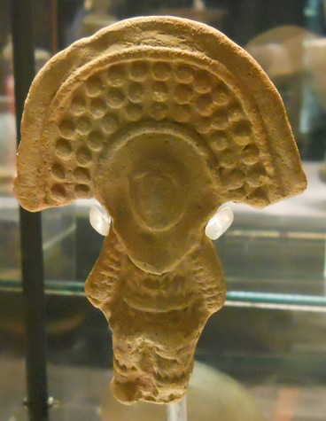 Culture of Jama Coaque (Ecuador), showcase 2 with
                  1 extraterrestrial astronaut god 05, back side