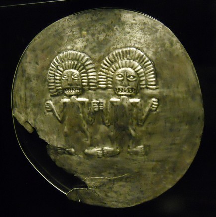 Mante�o culture (Ecuador): golden plate
                          [?] with two male gods with giant heads, with
                          cocodrile teeth and antennas on their head