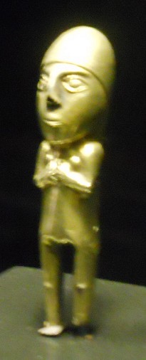 Cultura Puruha (Ecuador),
                  hombre (probablemente un dios extraterrestre
                  astronauta) con cabeza muy larga y apuntada