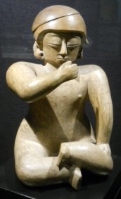 Cultura Chorrera (Ecuador),
                          dios extraterrestre astronauta 04 con piernas
                          cruzadas 01