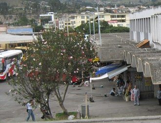 Ambato, Busterminal f�r Busse in Richtung
                          Urwald, wartende Passagiere