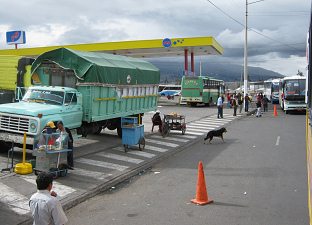 Busterminal in Ambato, St�nde und Busse