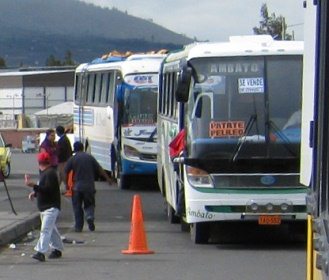Der Bus dahinter mit der Angabe
                                  Ambato-Patate-Pelileo