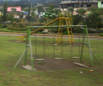 Spielplatz mit Rutschbahn, Nahaufnahme