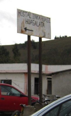 Der Wegweiser zur Herberge (Hostal)
                            "Inka Huasi" in Huasalata,
                            Nahaufnahme