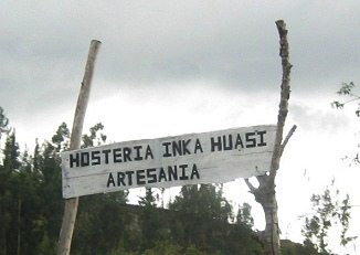 Das Schild "Hostera Inka
                                    Huasi Artesana", Nahaufnahme