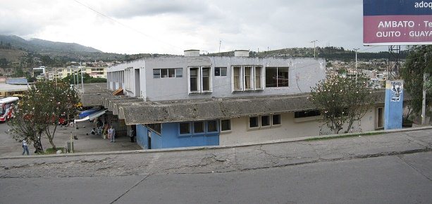 Ambato, Busterminal f�r Busse in
                            Richtung Urwald, Panoramafoto