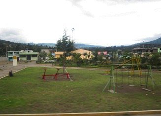Ein Spielplatz an der Hauptstrasse