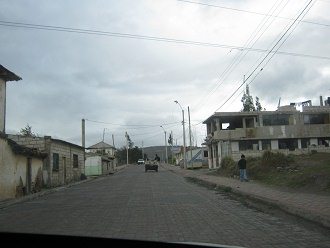 Salasaca, eine Nebenstrasse in
                          Betonsteinpflaster