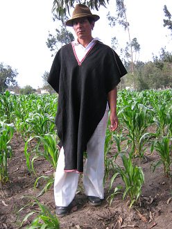 Herbergsbesitzer Jos�
                                    Caizabanda in traditioneller,