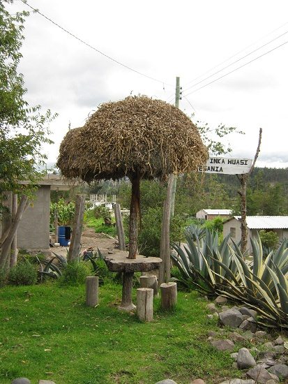 Rundtisch mit Hockern und Dach