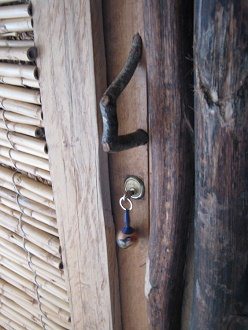 Schloss, Schl�ssel und T�rgriff
                                  aus Naturholz