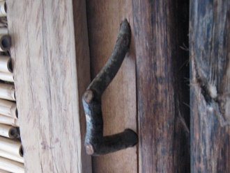 Der T�rhaken aus Naturholz ist
                                  ein Ast
