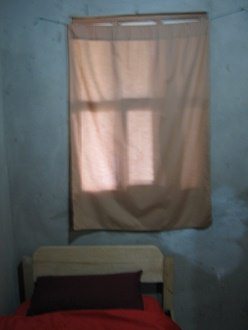 Das Fenster des G�stezimmers mit
                                  Vorhang zugezogen