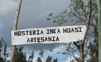 Schild "Hoster�a inka huasi -
                            artesan�a" ("Herrberge Inka-Haus -
                            Kunsthandwerk"), Nahaufnahme