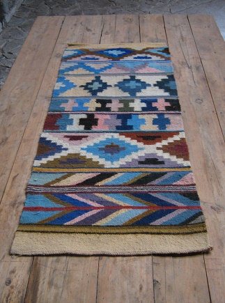 Wandteppich mit geometrischen Motiven
                          (Energie-Motive)