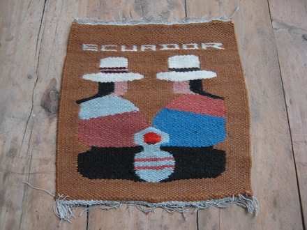 Kleiner Wandbehang mit zwei
                          Klatschtanten, die schwarze R�cke tragen, und
                          es steht ein Krug daneben