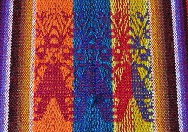 Detail des Tischdeckenmusters, drei
                          T�nzer (oder Ausserirdische)