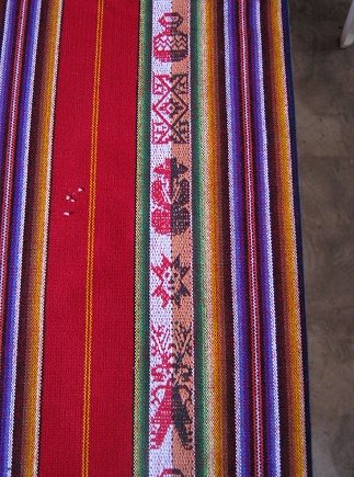 Tischdeckenmuster mit Amphore,
                                  geometrischem Energiemuster, Frau,
                                  Sonne und T�nzer (oder
                                  Ausserirdischer) in Rot