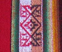 Tischdeckenmuster-Detail,
                                  geometrisches Energiemuster in Rot