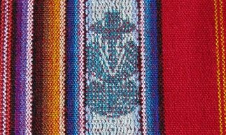 Tischdeckenmuster-Detail, Frau in
                                  Blau