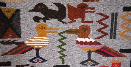 Kalendermotiv der zwei V�gel, die einen
                          Wurm fressen